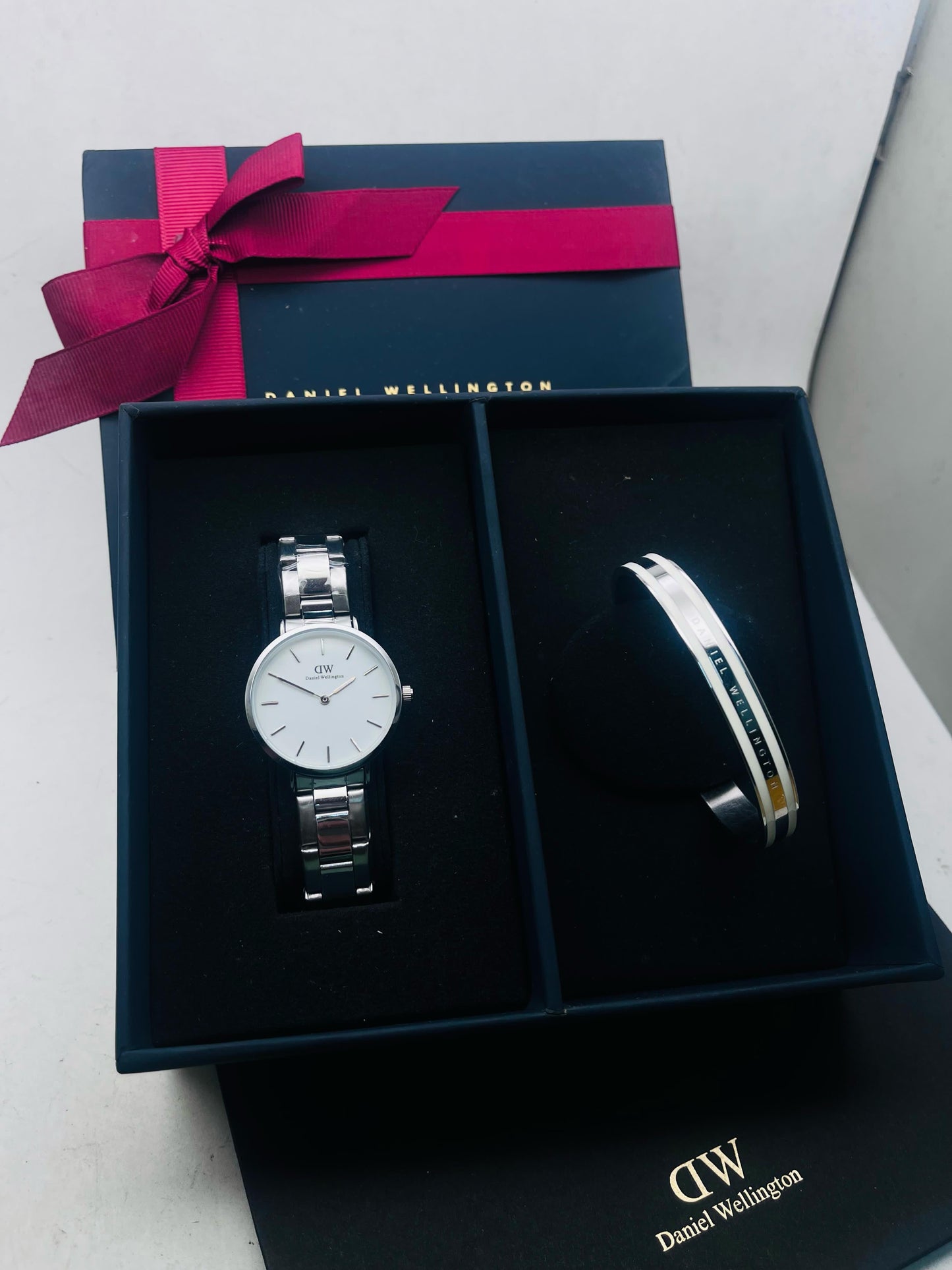 Daniel Wellington Gift Set – White Dial Watch & Silver Bracelet