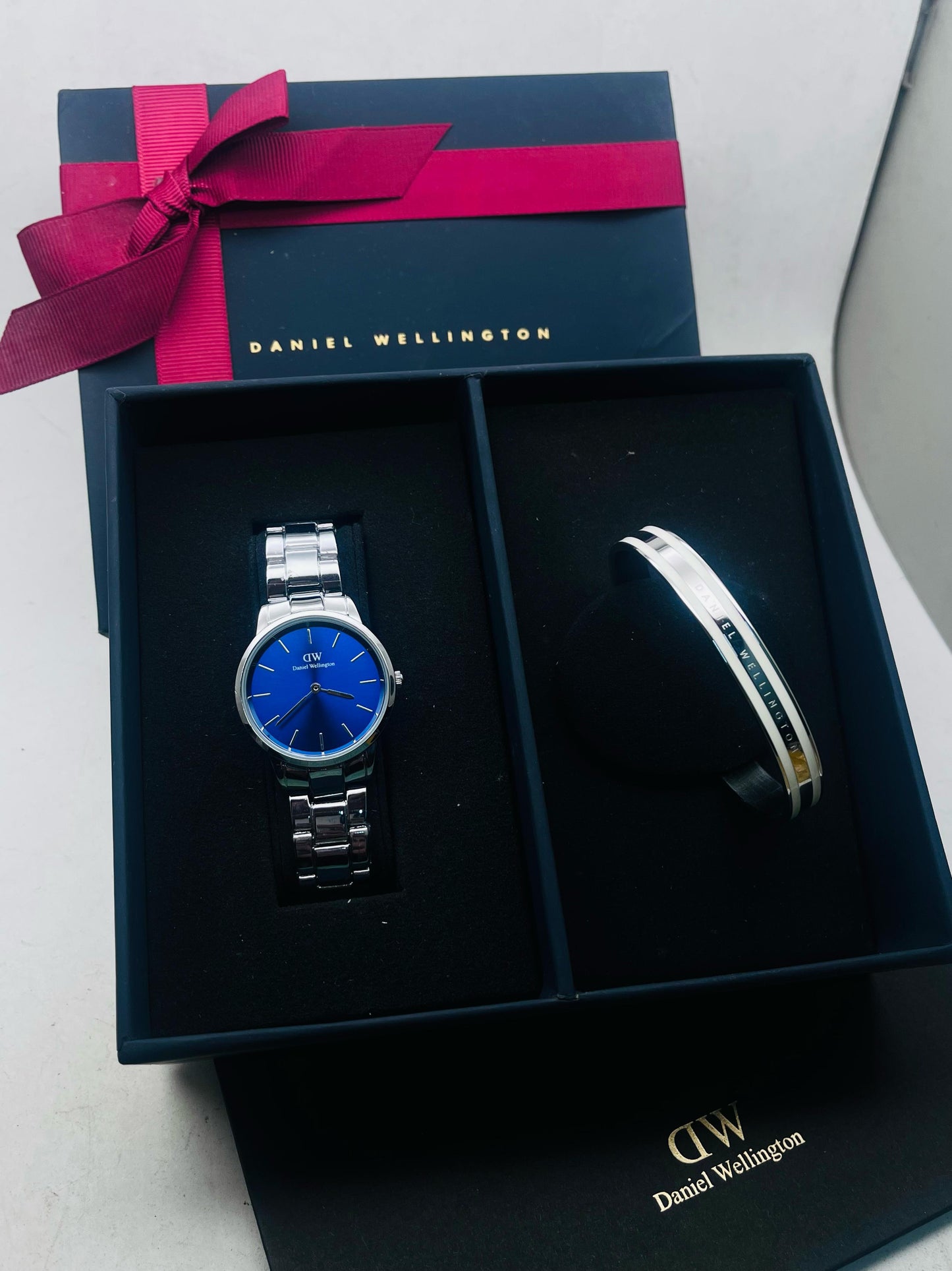 Daniel Wellington Gift Set – Elegant Blue Dial Watch & Silver Color Bracelet