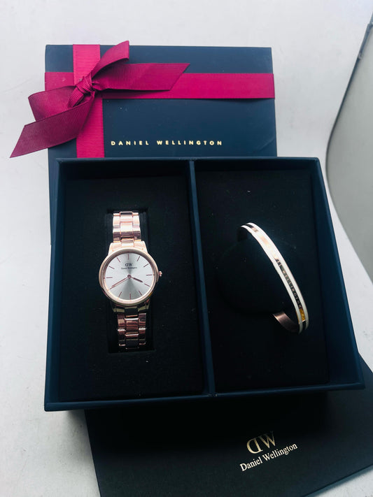 Daniel Wellington Gift Set – Silver Dial Watch & Rose Gold Bracelet