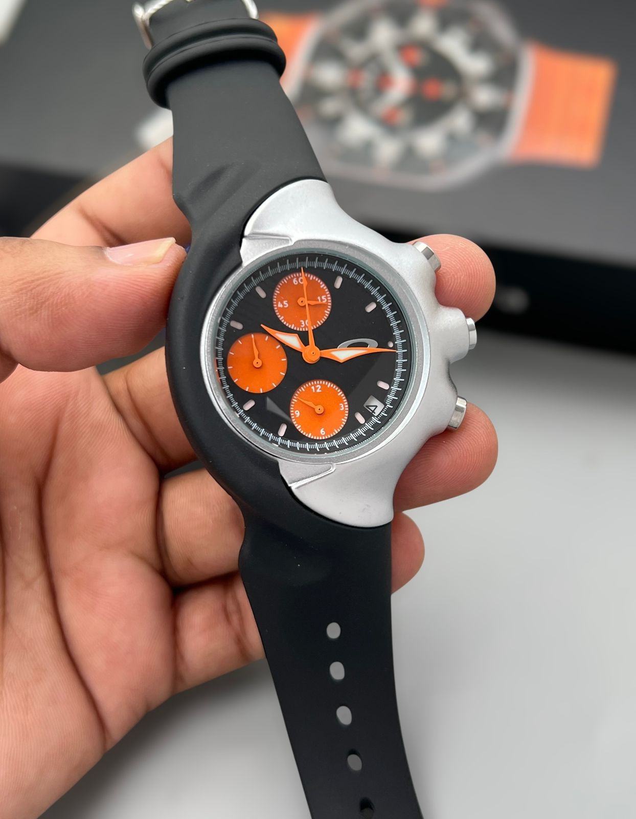 Oakley Detonator Chronograph – Men’s Premium Watch Black & Orange Edition